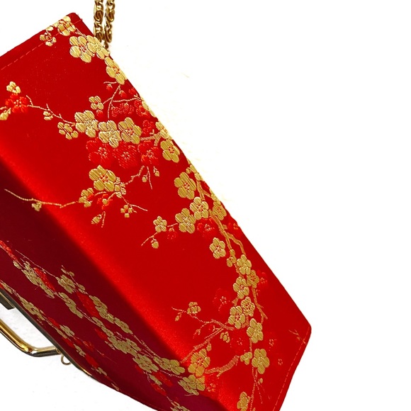 Red Floral Print Crossbody Bag - Picture 4 of 5